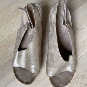 Grey/silver women’s shoe